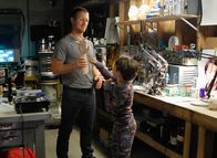 Extant – Odins (Charlie Bewley, l.) Plan hat perfekt funktioniert: Seine Annäherungen an Julie wurden nicht durchschaut: Jetzt ist er in Ethans (Pierce Gagnon, r.) Nähe ...