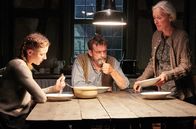 A Gschicht über d'Lieb – Der leere Platz beim Abendessen von Maria (Svenja Jung, li.), dem Vater (Thomas Sarbacher, Mi.) und der Badnerin (Eleonore Weisgerber, re.) macht den Vater wütend, weil sein Sohn lieber woanders arbeitet als auf dem Hof.