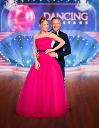 Dancing Stars – Präsentiert wird die Show von Mirjam Weichselbraun und Andi Knoll.