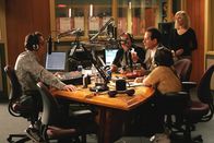Monk – moderator Max (Steven Weber (li.) auf Sendung. Natalie (Traylor Howard, hi.) gefällt gar nicht, was sie da zu hören bekommt.