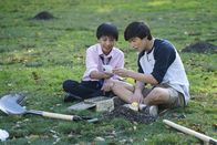Fresh off the Boat – Evan Huang (Ian Chen, l.); Emery Huang (Forrest Wheeler, r.)
