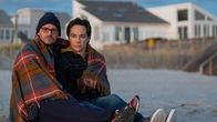 Spoiler Alarm – l-r: Ben Aldridge als Kit Cowan, Jim Parsons als Michael Ausiello