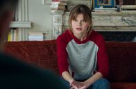 In Therapie – Camille (Céleste Brunnquell) ist aufgebracht, da Philippe (Frédéric Pierrot) die Bitte ihres Vaters, der sie gerne bei der Sitzung begleitet hätte, ablehnt und ihn auf unsanfte Art hinausschickt.