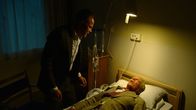 Exit – Im Krankenhaus bittet Jeppes Vater (Kurt Ravn, r.), um Sterbehilfe. Wird Jeppe (Jon Řigarden, l.) diesem Wunsch nachkommen?