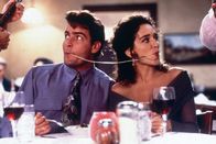 Hot Shots 2: Der 2. Versuch – Ein Spaghetti-Essen weckt alte Erinnerungen an glückliche Zeiten bei Topper Harley (Charlie Sheen, l.) und Ramada (Valeria Golino, r.) ...