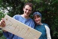 Checker Julian – Mit der runenkundigen Astrid checkt Julian, welche Schrift die Germanen hatten und lernt, seinen Namen in Runen zu ritzen.