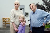 Frühling – Elise Lechner (Alexandra von Schwerin, l.), Hailey Lechner (Hanna Heckt, M.) und Franz Lechner (Hannes Hellmann, r.) sind nach dem Verschwinden der Eltern von Hailey wieder nach Frühling zurückgekehrt.