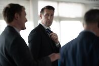 Detective Grace – DC Nick Nicholl (Brad Morrison, l.), DS Norman Potting (Craig Parkinson, M.) und DS Roy Grace (John Simm, r.) beraten die nächsten Schritte in ihrem aktuellen Fall.