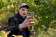 Re: – Tradition trifft Moderne: Emile Coddens zeigt auf TikTok, wie sein Wein entsteht.