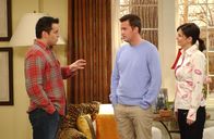 Friends – Für Joey (Matt LeBlanc, l.) ist es schwierig zu akzeptieren, dass Monica (Courteney Cox, r.) und Chandler (Matthew Perry, M.) nach Escrow ziehen wollen ...