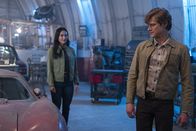 MacGyver – Desi Nguyen (Levy Tran, l.); Angus MacGyver (Lucas Till, r.)