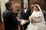 The Big Bang Theory – Auf Sheldon (Jim Parsons, M.) und Amy (Mayim Bialik, r.) wartet ein ganz besonderer Trauredner: Mark Hamill (Mark Hamill, l.) ...