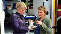 Polizeiruf 110 – Die Schuldirektorin Bärbel Strasser (Corinna Kirchhoff, li.) empfindet die Ermittlungen der Kriminalhauptkommissarin Olga Lenksi (Maria Simon) als überflüssig und störend.