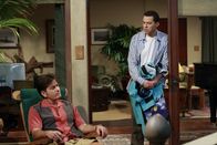 Two and a Half Men – Während Alan (Jon Cryer, l.) in der Immobilienagentur seiner Mutter einen Aushilfsjob annimmt, um sich das Geld für eine eigene Wohnung zu verdienen, in der er mit seiner Freundin Melissa ungestört schlafen kann, hat Charlie (Charlie Sheen, r.) Probleme mit Jake ...