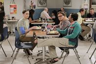 The Big Bang Theory – Während Howard nicht mal im Weltraum seiner Mutter entkommen kann, haben seine Freunde Sheldon (Jim Parsons, l.), Leonard (Johnny Galecki, M.) und Raj (Kunal Nayyar, r.) ganz andere Probleme ...