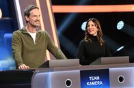 Quizduell - Olymp – Die Kandidat:innen des Teams "Kamera": Der Schauspieler Jörg Hartmann (l.) und die Schauspielerin Aylin Tezel (r.).