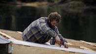 Fernab des Gesetzes – Oliver schraubt die Dacheindeckung seines Floßbaus an. (National Geographic)