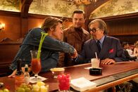 Filmnacht im ZDF: Once Upon a Time in ... Hollywood – Filmproduzent Marvin Schwarz (Al Pacino, r.) bietet Rick Dalton (Leonardo DiCaprio, M.) ein Engagement für Italo-Western an. Cliff Booth (Brad Pitt, l.) ist mit von der Partie.