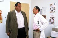 Der Bulle von Tölz – Benno (Ottfried Fischer, li.) befragt Dr. Liebnitz (Stephan Schwartz) zu seinem toten Kollegen.
