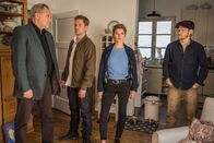 SOKO München – Arthur Bauer (Gerd Silberbauer, l.), Dominik Morgenstern (Joscha Kiefer, 2. von l.) und Resi Schwaiger (Mersiha Husagic, M.) besuchen Urs Sinde (Lennart Lemster, r.) und werden dabei von Natascha Sinde (Katja Weitzenböck, 2. von r.) beobachtet.