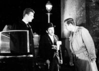 Der Henker von London – Ein mysteriöser Serienmörder treibt in London sein Unwesen. Nun nehmen Inspektor John Hillier (Hansjörg Felmy, r.) und sein Kollege Dr. Philip Trooper (Harry Riebauer, l.) ihre Ermittlung auf, um den gefürchteten "Henker von London" das Handwerk zu legen. Dabei bekommen sie Unterstützung vom Reporter Gabby Pennypacker (Chris Howland, M.).