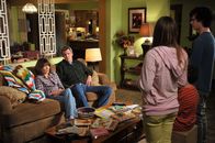 The Middle – Frankie (Patricia Heaton, l.) und Mike (Neil Flynn, 2.v.l.) sind entsetzt, als Sue (Eden Sher, 3.v.r.), Brick (Atticus Shaffer, 2.v.r.) und Axl (Charlie McDermott, r.) das Verhalten ihrer Eltern ihnen gegenüber kritisieren. Sie wollen ab jetzt selbstständiger agieren, während sich ihre Eltern zurückhalten sollen ...