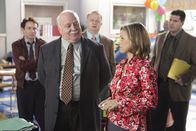 The Middle – Autohausbesitzer Mr. Elhert (Brian Doyle-Murray, l.) beauftragt die Motivationsberaterin Abby (Amy Sedaris, r.), um die Verkaufszahlen hochzutreiben. Frankie befürchtet, dass die Dame ihr den Job kosten könnte ...