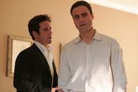 Numb3rs - Die Logik des Verbrechens – Um einen neuen Mordfall zu lösen, befragt Don (Rob Morrow, l.) Jonas Bayle (Dominic Fumusa, r.), dessen Frau ein Jahr zuvor genau so umgebracht wurde ...