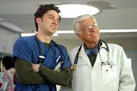 Scrubs - Die Anfänger – (v.li.) Zach Braff (John 'J.D.' Dorian), Dick van Dyke (Dr. Townshend).