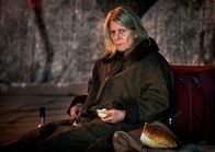 Auf der Straße – Statt in Würde zu altern, ist Hanna Berger (Christiane Hörbiger) ins soziale Abseits gerutscht und haust als Obdachlose