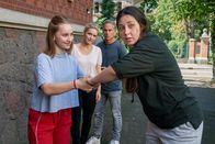 SOKO Leipzig – Leni (Caroline Scholze, 2.v.l.) hat die traumatisierte Anna (Viktoria Kosorukova, r.) bei sich aufgenommen. Jans Tochter Lotte (Carlotta Bähre, l.) freundet sich mit ihr an und bringt ihr das Skateboardfahren bei. Jan (Marco Girnth, 2.v.r.) und seine Exfrau machen sich währenddessen Sorgen um die Sicherheit der Mädchen.