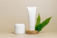 Marktcheck – Mockup unbranded Creme Set Container auf Holzpodest mit grünen Farnblättern. Skincare Schönheitsprodukte, Cremetube und Flasche Vorlage für Design. Natürliche Bio-Hautpflege, Gesichtscreme, Körperlotion