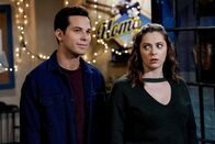 Crazy Ex-Girlfriend – Greg (Skylar Astin, l.); Rebecca (Rachel Bloom, r.)
