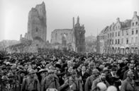 Narben des Krieges – Soldaten vor den Ruinen des zerstörten Rathauses und des Belfrieds von Arras, 1914