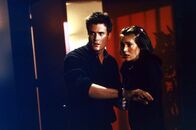 Charmed - Zauberhafte Hexen – Andy (T. W. King, l.) will Phoebe (Alyssa Milano, r.) in Sicherheit bringen ...