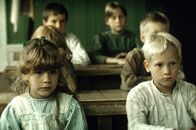 Astrid Lindgren:: Madita – Selbst in der Schule kann Madita (Joanna Liljendahl, l.) bloß an die Walpurgisnacht denken.