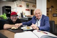 Restaurantlegenden – Eckart Witzigmann (r.) posiert für ein Foto mit Jörg Bruch im Kochstudio Bruchstücke