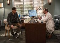 B Positive – Drew Dunbar (Thomas Middleditch, l.); Dr. Baskin (Jason Kravits, r.)