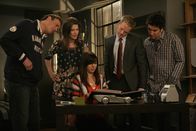 How I Met Your Mother – Gemeinsam recherchieren sie, wer Barneys Liebesglück sabotiert: Barney (Neil Patrick Harris, 2.v.r.), Ted (Josh Radnor, r.), Marshall (Jason Segel, l.), Lily (Alyson Hannigan, M.) und Robin (Cobie Smulders, 2.v.l.) ...