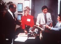 Agentin mit Herz – Das "Agency"-Team: (v.l.n.r.) Der Chef Billy Melrose (Mel Stewart), seine Mitarbeiterin Francine Desmond (Martha Smith) und die beiden Agenten Lee Stetson (Bruce Boxleitner) und Amanda King (Kate Jackson).
