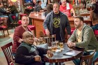 Kevin Can Wait – (v.li.) Lenny Venito (Duffy), Leonard Earl Howze (Tyrone 'Goody' Goodman), Kevin James (Kevin Gable), Chris Roach (Mott).