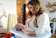 Aus Liebe zu Dir – Alle glauben, dass das Baby in Sophias (Christina Plate) Armen ihr Enkelkind ist.