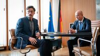 Furia – Nach einem missglückten Einsatz auf der Suche nach Sprengstoff, beraten Pressesprecher Ruben Voss (Benjamin Sadler, l.) und Innenminister Hardenberg (Christian Berkel, r.) das weitere Vorgehen.