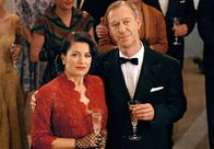 Suchkind 312 – Richard (Oliver Stritzel) wird zum Fabrikdirektor ernannt. Dass seine Frau Ursula (Christine Neubauer) ein uneheliches Kind hat, passt ihm überhaupt nicht.