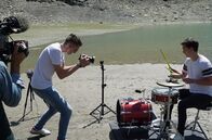 Expedition in die Heimat – SWR Fernsehen EXPEDITION IN DIE HEIMAT, "Von Hütte zu Hütte" Uhr. Filmemacher Ricardo Zottele und Schlagzeuger Rochus Burtscher beim Videodreh am Spullersee