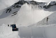 Urgewalten – Auf der Großglockner Hochalpenstraße nehmen die Eisbändiger den Kampf mit Schnee und Eis auf. Einer der höchsten Wege Österreichs ist am Ende des Winters unter meterhohem Schnee begraben. Für 48 Kilometer Straße haben die Männer 30 Tage lang Zeit - dann muss sie geräumt sein. Ein Wettlauf gegen die Elemente.