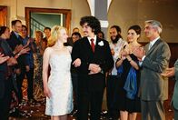 Edel & Starck – Sandra (Rebecca Immanuel, 2.v.r.) und Felix (Christoph M. Ohrt, r.) gratulieren dem frisch vermählten Brautpaar (Theresa Hübchen, vorne l.; Raffel Garcias, vorne r.).