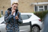 Tell me everything – Jonny (Eden H. Davies) schwänzt die Schule und raucht stattdessen lieber einen Joint.