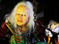 Das blaue Licht – Die Hexe (Veronica Ferres) braut einen Trank.