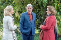 SOKO Kitzbühel – (v.li.): Andrea L’Arronge (Gräfin Schönberg), Heinz Marecek (Hannes Kofler), Patricia Hirschbichler (Annette von Reblar).